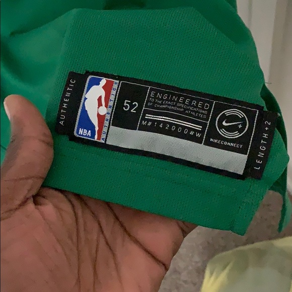 Celtics Jersey Kyrie Irving 11 - Picture 3 of 6